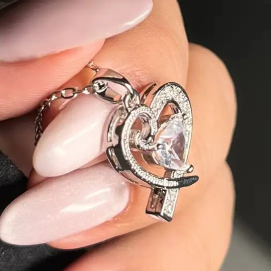 گردنبند و آویز زنانه جواهری طرح قلب نگین دار رنگ نقره ای ضد حساسیت رنگ کاملا ثابت کد atk (پس کرایه)
