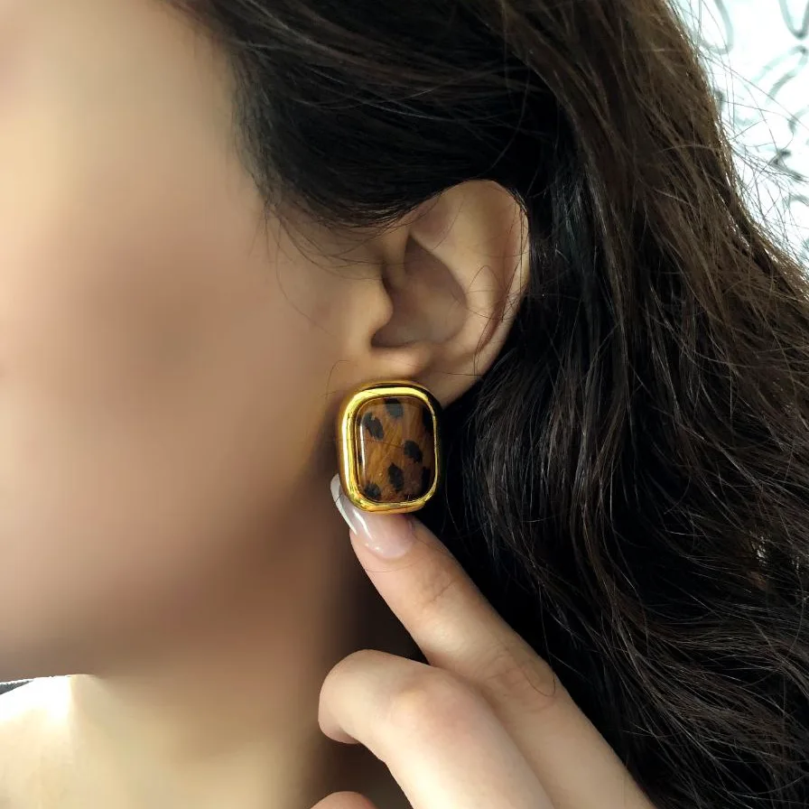 گوشواره زنانه مدل مستطیلی پلنگی رنگ قهوه ای و طوسی میناکاری شده ضد حساسیت رنگ ثابت کد zsm (پس کرایه)