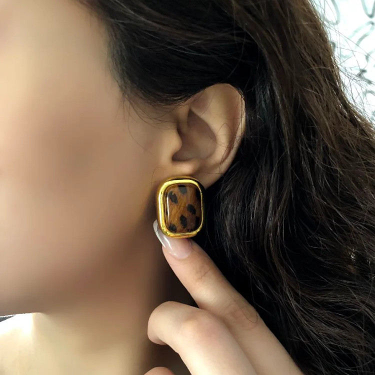 گوشواره زنانه مدل مستطیلی پلنگی رنگ قهوه ای و طوسی میناکاری شده ضد حساسیت رنگ ثابت کد zsm (پس کرایه)