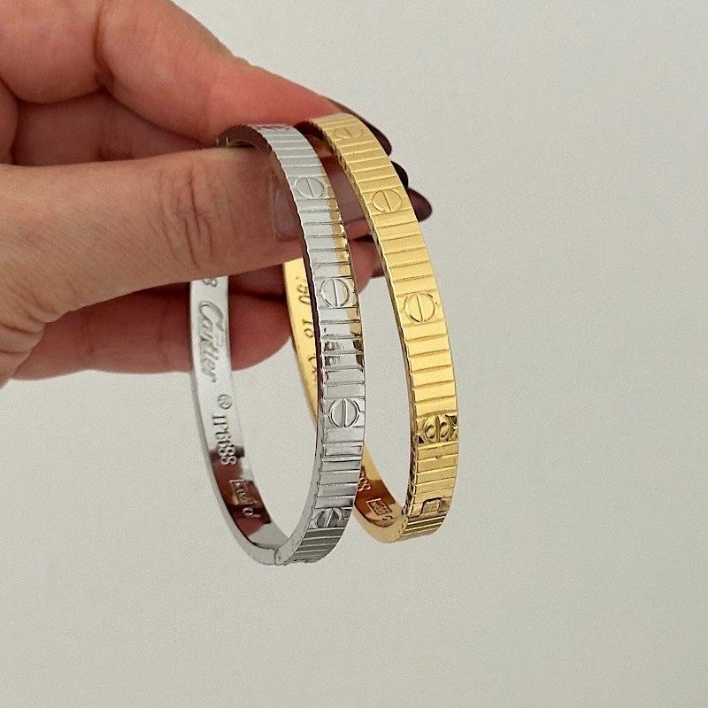 دستبند زنانه مدل کارتیر Cartier رنگ طلایی و نقره ای آبکاری نقره ضد حساسیت رنگ ثابت کد zgg