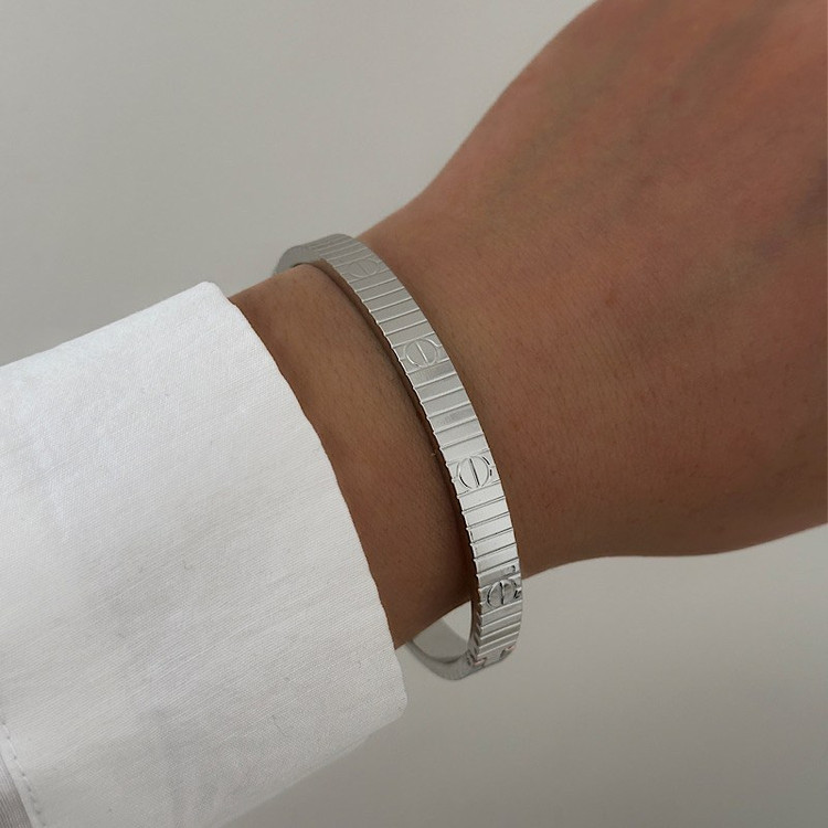 دستبند زنانه مدل کارتیر Cartier رنگ طلایی و نقره ای آبکاری نقره ضد حساسیت رنگ ثابت کد zgg