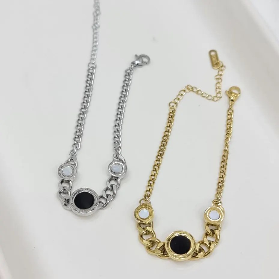 دستبند زنانه با زنجیر کارتیر Cartier با پلاک بولگاری رنگ طلایی و نقره ای آبکاری نقره رنگ ثابت کد zgg