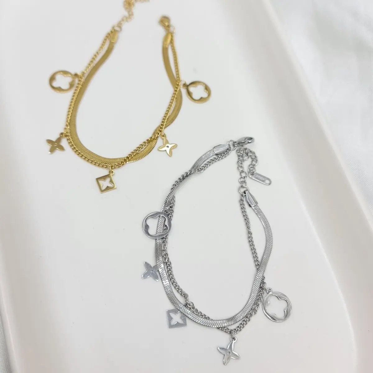 دستبند زنانه دولاین با چهار آویز متفاوت ونکلیف Vancleef رنگ طلایی و نقره ای آبکاری نقره رنگ ثابت کد zgg