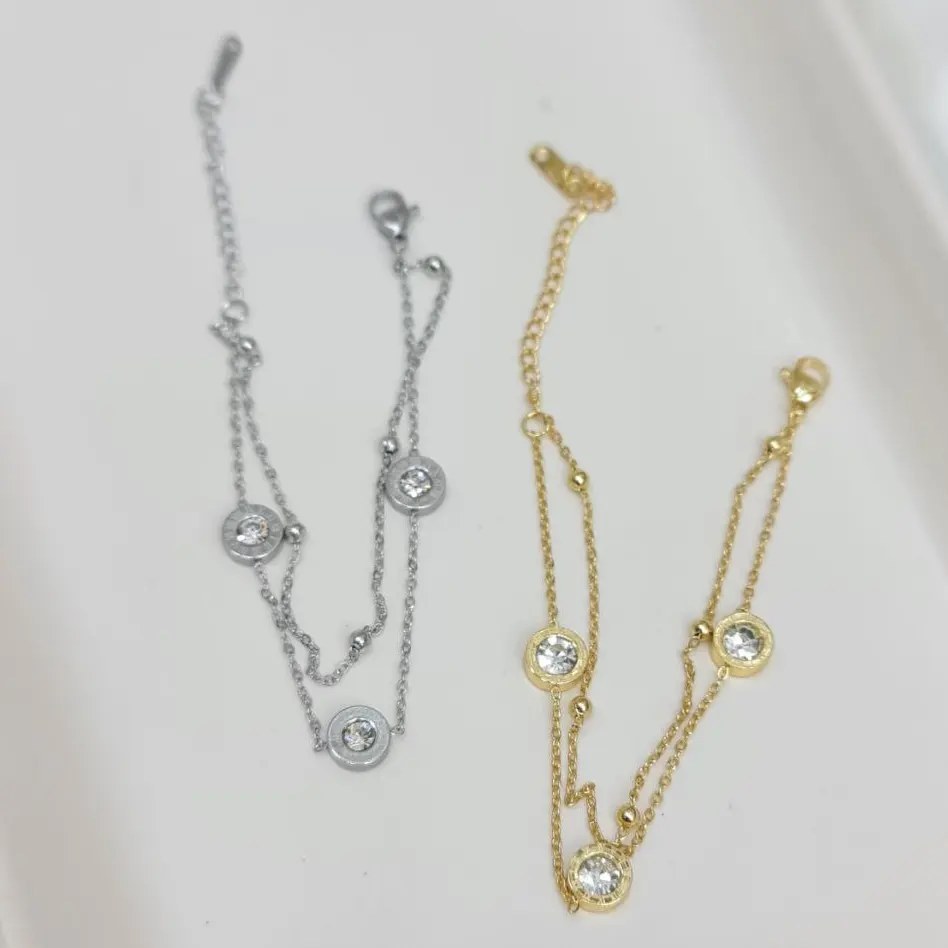 دستبند زنانه دولاین با پلاک دایره ای جواهر دار رنگ طلایی و نقره ای آبکاری نقره رنگ ثابت کد zgg