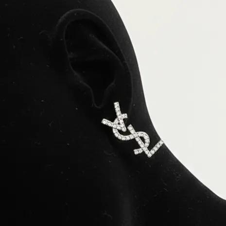 گوشواره زنانه طرح وای اس ال YSL نگین کاری شده آبکاری نقره ضد حساسیت رنگ ثابت کد zmc (پس کرایه)