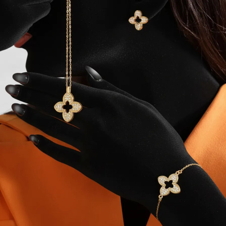 ست گردنبند دستبند و گوشواره زنانه جواهری طرح vancleef ونکلیف نگین کاری استیل رنگ ثابت کد zmp (پس کرایه)