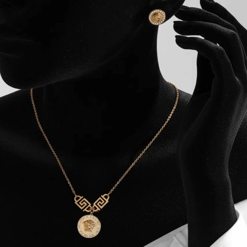 نیم ست گردنبند و گوشواره زنانه مدل ورساچه Versace دور نگین کاری شده رنگ طلایی جنس استیل ضد حساسیت رنگ ثابت کد zmp (پس کر