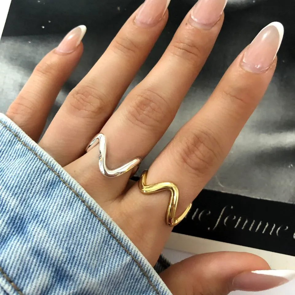انگشتر زنانه مینیمال موج دار در دو رنگ طلایی و نقره ای آبکاری نقره رنگ ثابت فری سایز Freesize کد zsm (پس کرایه)