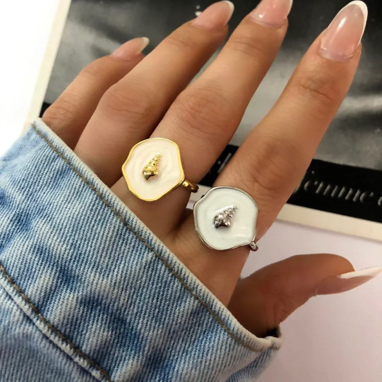 انگشتر زنانه مدل صدف رنگ طلایی و نقره ای میناکاری شده رنگ ثابت فری سایز Freesize کد zsm (پس کرایه)