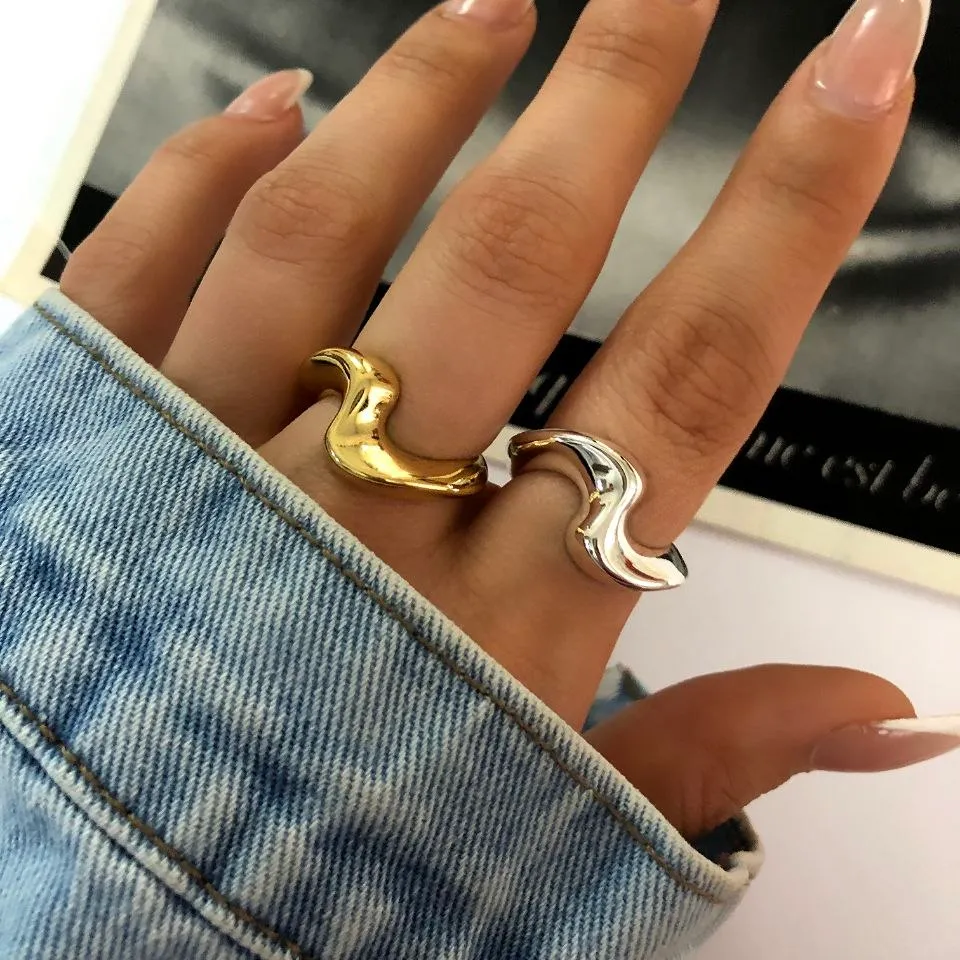 انگشتر زنانه طرح موج دا ضخیم رنگ طلایی و نقره ای آبکاری نقره رنگ ثابت فری سایز Freesize کد zsm (پس کرایه)