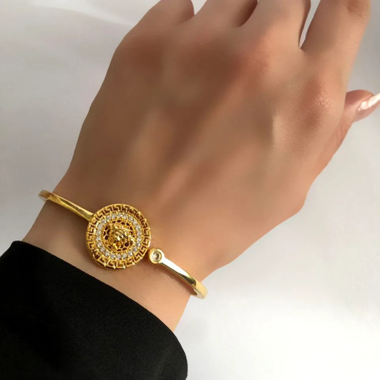 دستبند بنگل زنانه مدل ورساچه Versace نگین کاری شده رنگ طلایی جنس برنجی با آبکاری نقره ضد حساسیت رنگ ثابت کد zsm (پس کرای