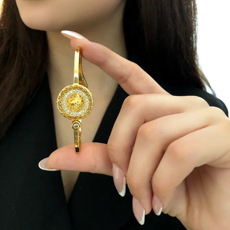 دستبند بنگل زنانه مدل ورساچه Versace نگین کاری شده رنگ طلایی جنس برنجی با آبکاری نقره ضد حساسیت رنگ ثابت کد zsm (پس کرای