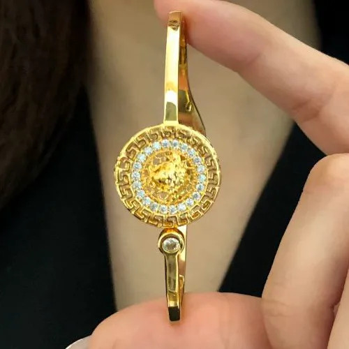 دستبند بنگل زنانه مدل ورساچه Versace نگین کاری شده رنگ طلایی جنس برنجی با آبکاری نقره ضد حساسیت رنگ ثابت کد zsm (پس کرای