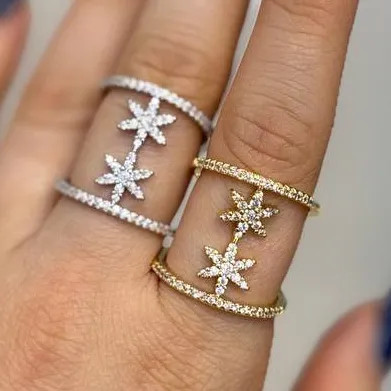 انگشتر زنانه طرح دو گل پنج پر نگین کاری شده رنگ طلایی و نقره ای آبکاری نقره رنگ ثابت فری سایز Freesize کد zgy (پس کرایه)
