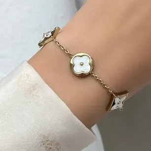 دستبند زنانه طرح ونکلیف Vancleef رنگ طلایی سفید آبکاری نقره رنگ ثابت فری سایز Freesize کد zmc (پس کرایه)