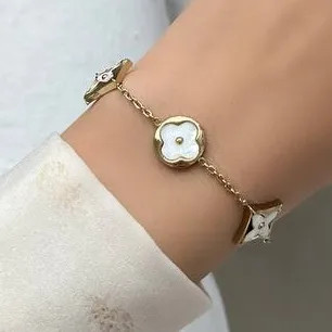 دستبند زنانه طرح ونکلیف Vancleef رنگ طلایی سفید آبکاری نقره رنگ ثابت فری سایز Freesize کد zmc (پس کرایه)