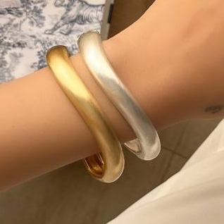 دستبند بنگل النگویی زنانه مینیمال طرح دایره موج دار در دو رنگ طلایی و نقره ای آبکاری نقره رنگ ثابت کد zmc (پس کرایه)