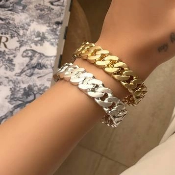 دستبند بنگل النگویی زنانه طرح کارتیر Cartier در دو رنگ طلایی و نقره ای آبکاری نقره رنگ ثابت کد zmc (پس کرایه)