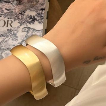 دستبند بنگل النگویی زنانه ساده مینیمال در دو رنگ طلایی و نقره ای آبکاری نقره رنگ ثابت کد zmc (پس کرایه)