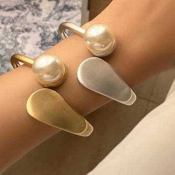 دستبند بنگل زنانه مینیمال طرح آغوش تک مروارید دار در دو رنگ طلایی و نقره ای آبکاری نقره رنگ ثابت کد zmc (پس کرایه)