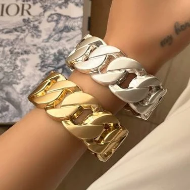 دستبند بنگل زنانه مینیمال طرح کارتیر Cartier پهن رنگ طلایی و نقره ای آبکاری نقره رنگ ثابت کد zmc (پس کرایه)