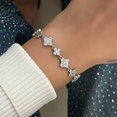 دستبند بنگل زنانه جواهری طرح ونکلیف VanCleef نگین کاری شده رنگ نقره ای آبکاری نقره رنگ ثابت کد zmc (پس کرایه)
