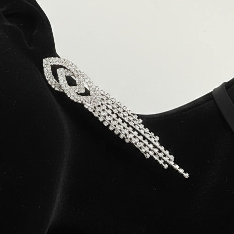گوشواره زنانه جواهری طرح گره توهم رشته ای نگین کاری شده رنگ نقره ای آبکاری درجه یک نقره رنگ ثابت کد zmc (پس کرایه)