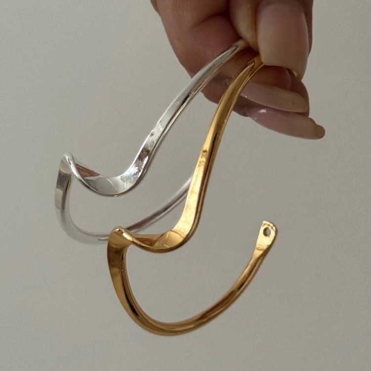 دستبند بنگل زنانه مینیمال طرح موج در دو رنگ طلایی و نقره ای آبکاری درجه یک نقره ضد حساسیت رنگ ثابت کد zmc