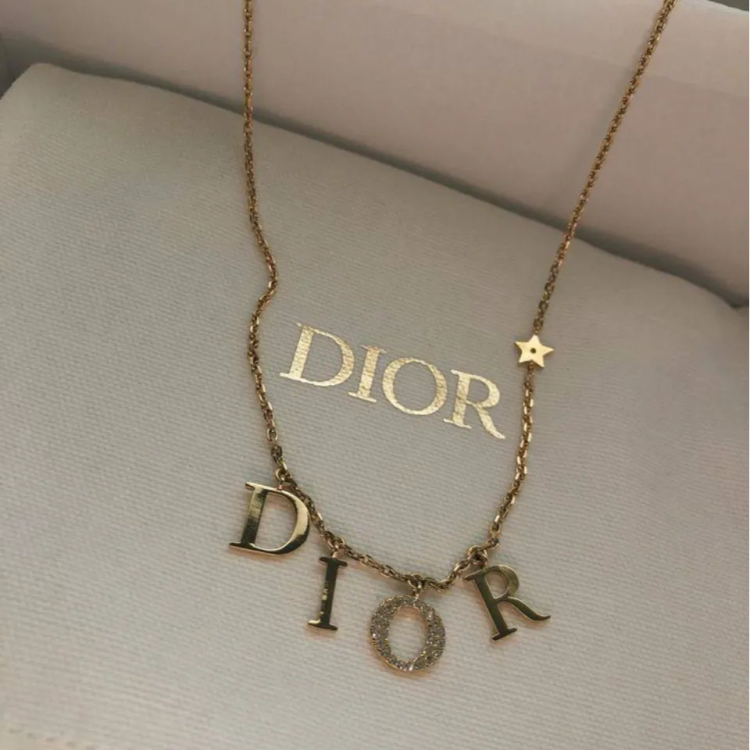 گردنبند زنانه طرح دیور Dior طلایی آبکاری درجه یک نقره و رادیوم رنگ ثابت کد zgy (پس کرایه)