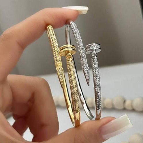دستبند بنگل زنانه مدل کارتیر Cartier میخی نگین کاری شده فری سایز freesize رنگ ثابت با کیفیت بالا  کد zmc (پس کرایه)