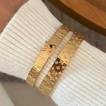 دستبند بنگل زنانه طرح لویی ویتون Louis Vuitton فری سایز freesize رنگ ثابت با کیفیت بالا کد zmc (پس کرایه)