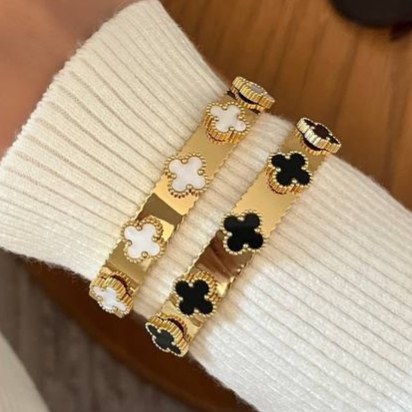 دستبند بنگل زنانه طرح ونکلیف Van Cleef فری سایز freesize رنگ ثابت با کیفیت بالا کد zmc (پس کرایه)