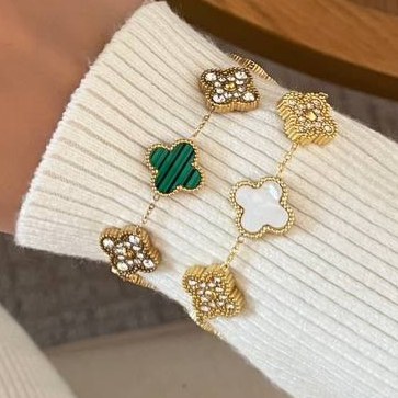 دستبند بنگل زنانه طرح ونکلیف Van Cleef نگین کاری شده فری سایز freesize رنگ ثابت با کیفیت بالا کد zmc (پس کرایه)
