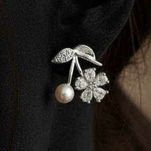 گوشواره های زنانه مینیمال در طرح دم وال نگین کاری شده رنگ کاملا ثابت کد ztj (پس کرایه)