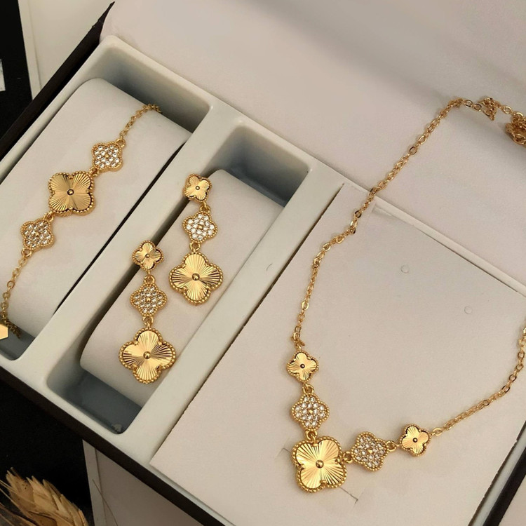 نیم ست زنانه طرح ونکلیف VanCleef نگین کاری شده رنگ ثابت کد zmh (پس کرایه)