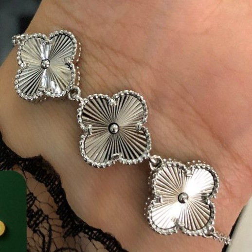 دستبند زنانه طرح ونکلیف VanCleef تمام نقره ای فری سایز freesize رنگ ثابت کد zmh (پس کرایه)