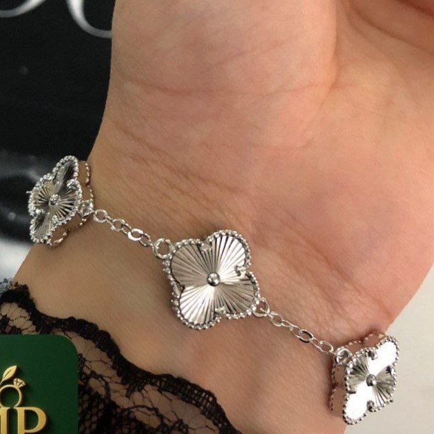 دستبند زنانه طرح ونکلیف VanCleef تمام نقره ای فری سایز freesize  رنگ ثابت  کد zmh (پس کرایه)