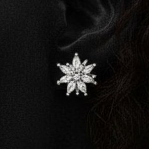 گوشواره  زنانه مینیمال در طرح های  متنوع گل و پروانه و اشک نگین کاری شده رنگ کاملا ثابت کد ztj (پس کرایه)