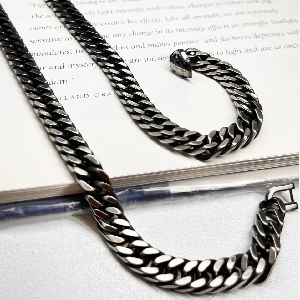 گردنبند مردانه طرح کارتیه Cartier سیاه قلم  جنس استیل عیار 316 رنگ ثابت کد ztk (پس کرایه)