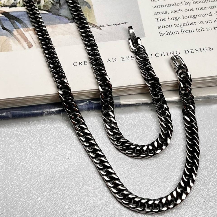 گردنبند مردانه طرح کارتیه Cartier سیاه قلم جنس استیل عیار 316 رنگ کاملا ثابت کد ztk (پس کرایه)