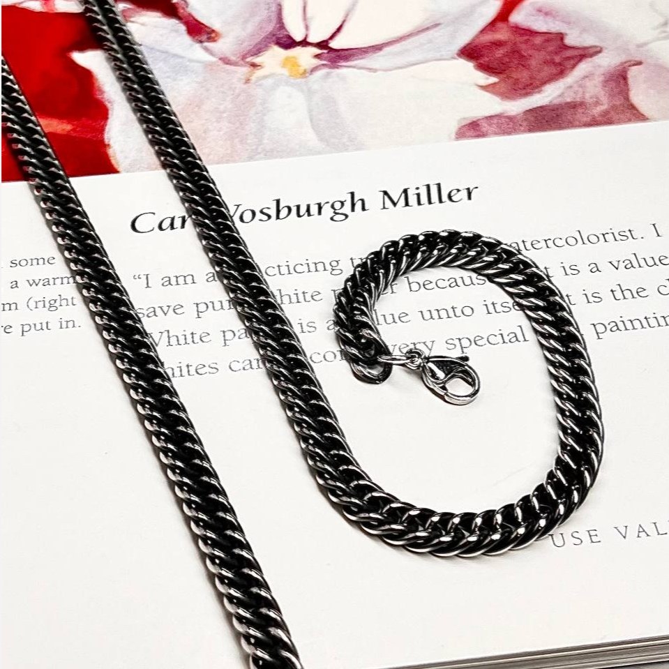 گردنبند مردانه مدل کارتیه Cartier سیاه قلم جنس استیل عیار 316 رنگ کاملا ثابت کد  ztk (پس کرایه)