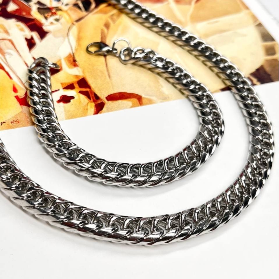 ست گردنبند و دستبند مردانه مدل کارتیر Cartier جنس استیل عیار 316 رنگ کاملا ثابت کد  ztk (پس کرایه)