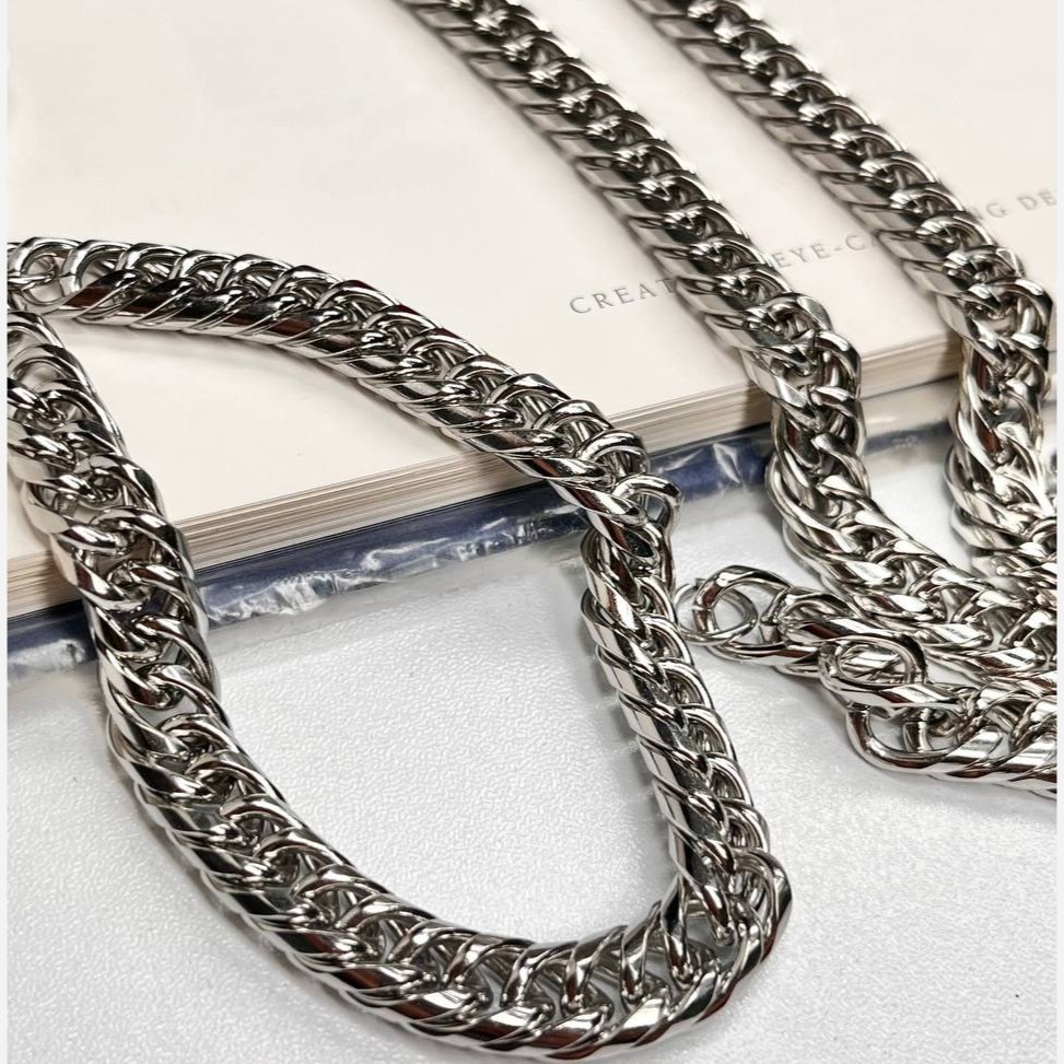 ست گردنبند و دستبند مردانه مدل کارتیر Cartier جنس  استیل عیار 316 رنگ کاملا ثابت کد ztk (پس کرایه)