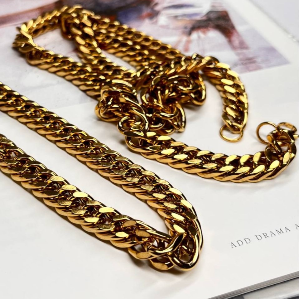 ست گردنبند و دستبند مردانه طرح کارتیر Cartier جنس استیل عیار 316  رنگ  کاملا ثابت کد ztk (پس کرایه)