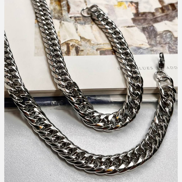 گردنبند مردانه مدل کارتیه Cartier جنس استیل عیار 316 رنگ ثابت کد ztk (پس کرایه)