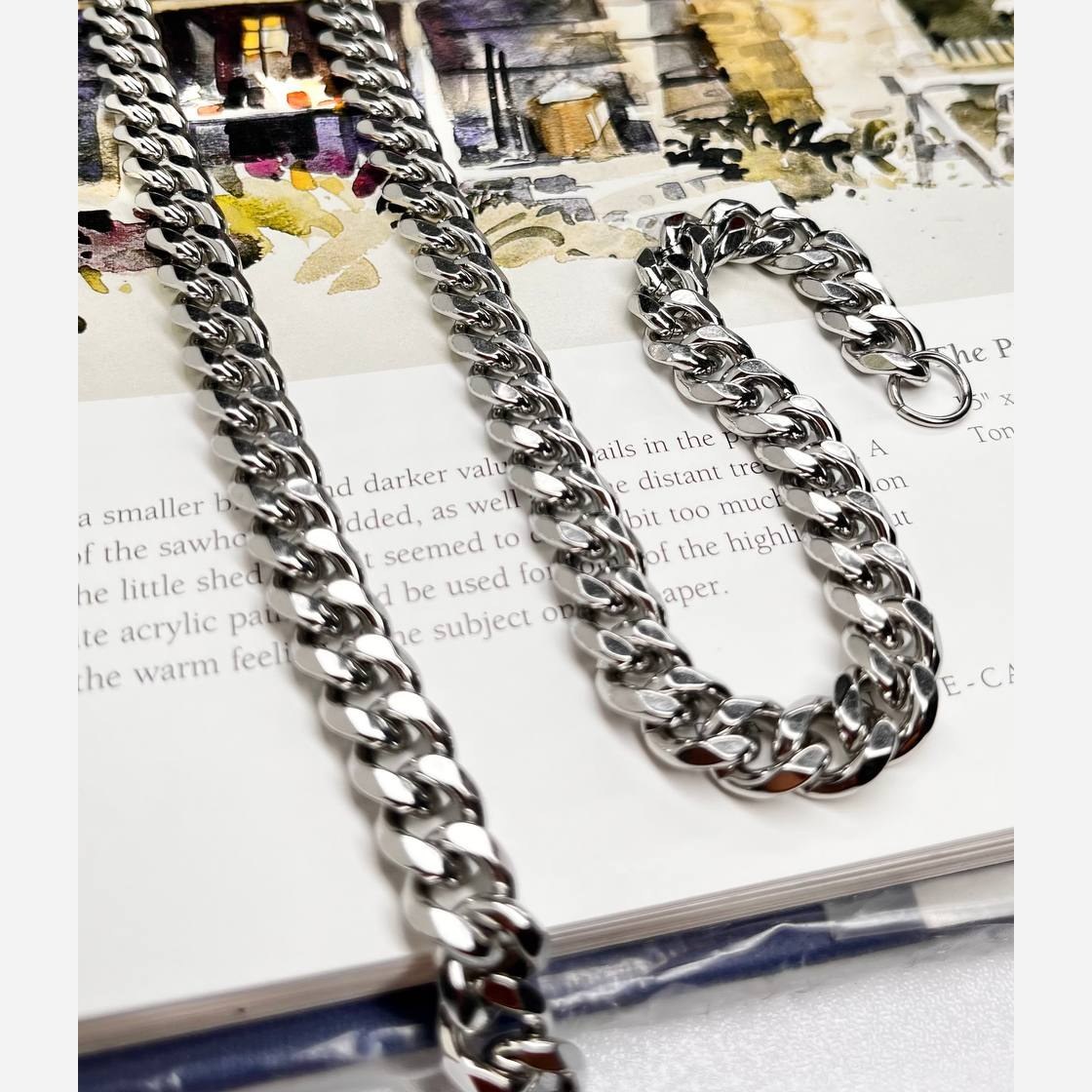 گردنبند مردانه طرح کارتیه Cartier جنس استیل عیار 316  رنگ کاملا ثابت کد ztk (پس کرایه)