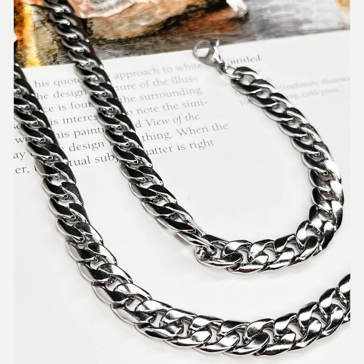 گردنبند مردانه مدل کارتیه Cartier جنس استیل عیار 316 رنگ ثابت کد ztk (پس کرایه)