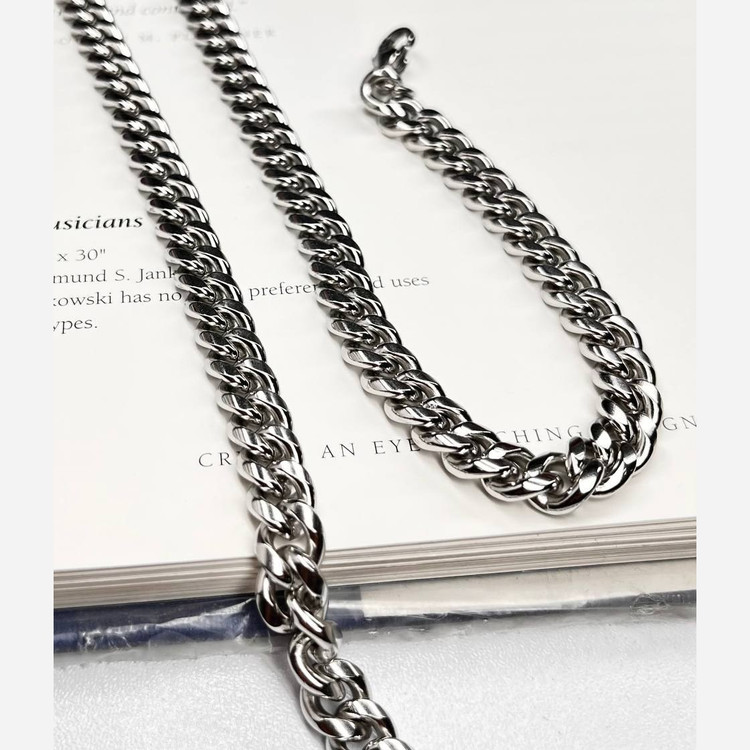 گردنبند مردانه طرح کارتیه Cartier جنس استیل عیار 316 رنگ ثابت کد ztk (پس کرایه)