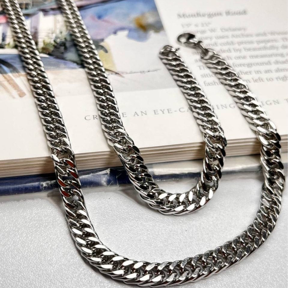 گردنبند  مردانه طرح کارتیه Cartier جنس استیل  عیار 316 رنگ ثابت کد ztk (پس کرایه)