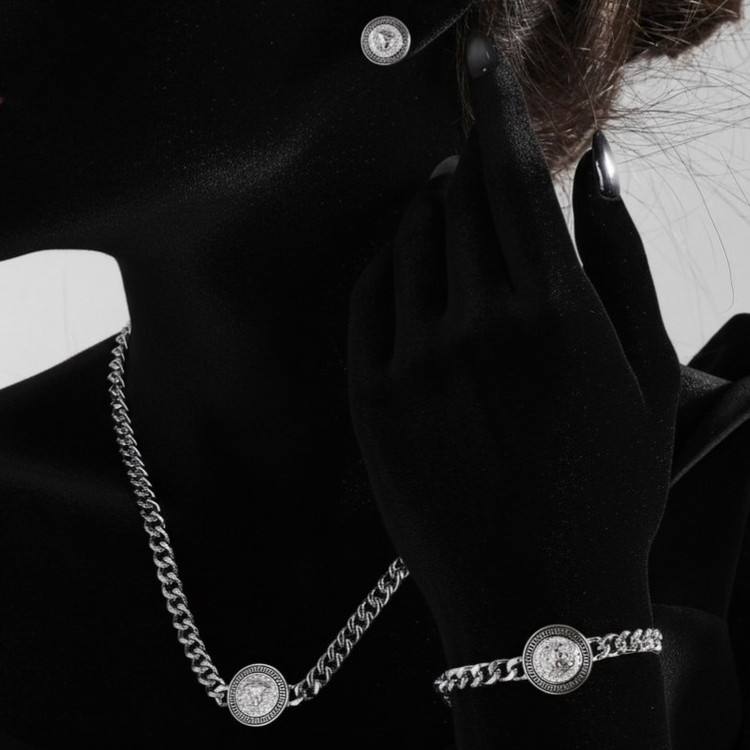 ست گردنبند و گوشواره و دستبند زنانه طرح ورساچه Versace رنگ ثابت کد zmp (پس کرایه)